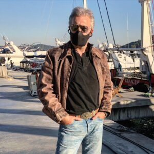Tamer Karadağlı Instagram - “Let the sun shine in” Hava güzelken biraz deniz havası iyi geldi..