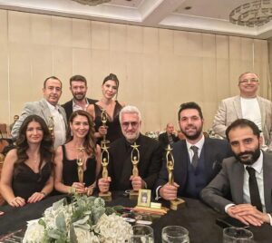 Tamer Karadağlı Instagram - Sinemanın Kralı ve Kraliçesi yarışmasında “SERHAT” 6 ödül ve 1 onur ödülü aldı. Toplamda 17 ödül almış oldu.Tüm ödül alan arkadaşlarımı kutluyorum. @nefisekaratayofficial @memrekaya @tutkutopac @halukozencofficial @scenarist @haktanirburak @denizzgok @volsev @emrebaser79 @tabii @serhatdizitrt @tameryigit42