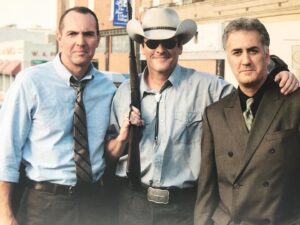 Tamer Karadağlı Instagram - Amerika’da çektiğim Living and Dying (Ölümle Dans) filmi’nin  çekimlerinde #arnoldvosloo ve @michaelmadsenofficial ile beraber.. Kötü bir filmdi ama harika bir deneyim oldu..