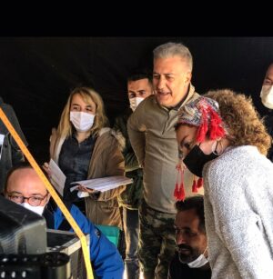 Tamer Karadağlı Instagram - @savascifox ne zaman başlayacağını o kadar çok kişi soruyor ki.. Biz son sürat yağmur,çamur demeden harika sahneler çekiyoruz. Bu fotorafta yönetmenimiz @rejimantasyon ve yardımcı yönetmenimiz @aaalidmrl ile çektiğimiz aksiyon dozu yüksek sahneyi seyrederken.. @savascifox @limon_film @aabircan