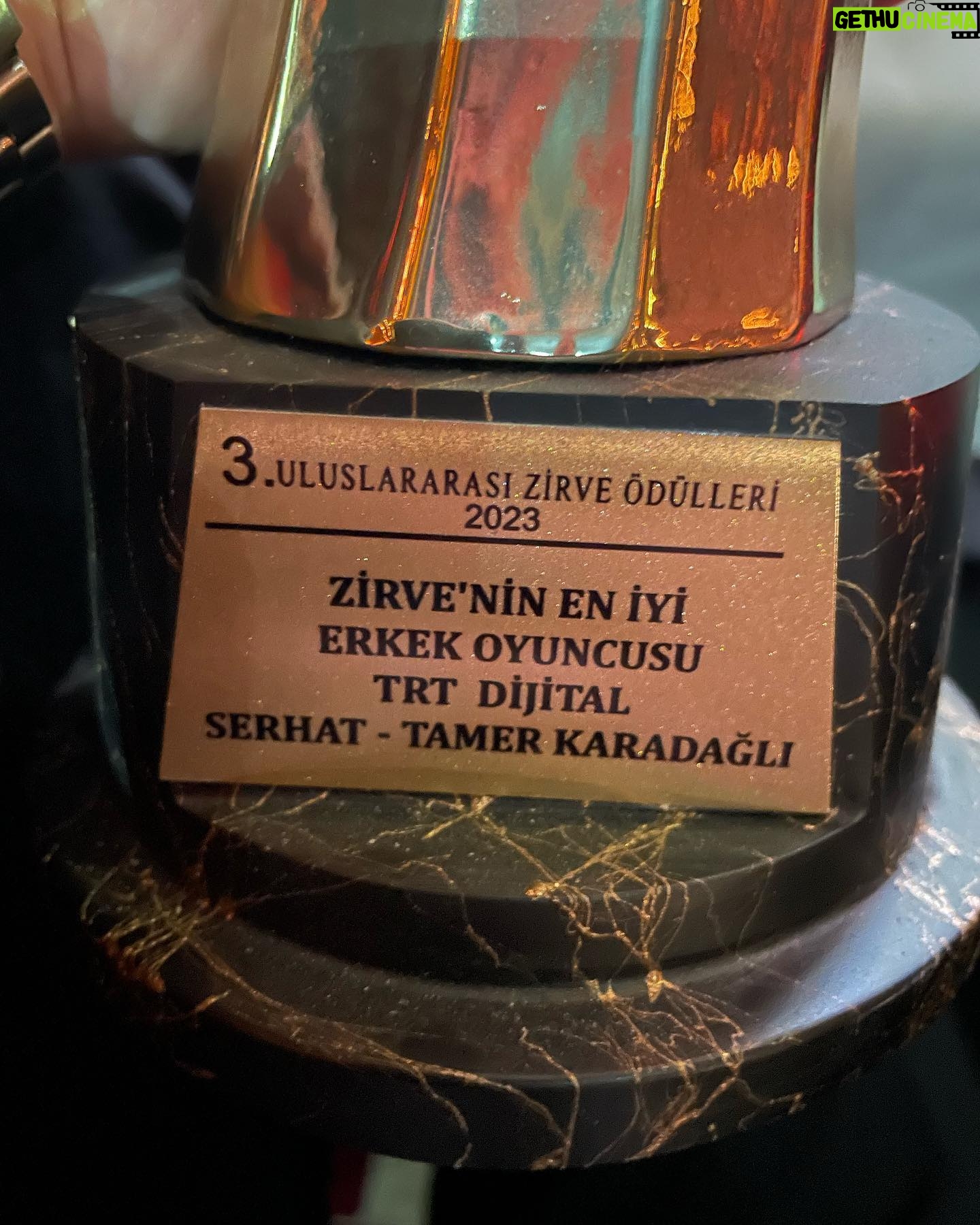 Tamer Karadağlı - 47.7K Likes - Uluslararası Zirve Ödüllerinde Serhat ilk ödülünü aldı. Bu ödülü ben değil BİZ ekip olarak aldık. Sanırım @tabii ‘nin de kanal olarak ödül alan ilk dizisi. Beni bu güzel gecede yalnız bırakmayan partnerim @nefisekaratayofficial ve senaristimiz @halukozencofficial ve eşi @scenarist ‘te ve bu güzel geceyi organize eden @uluslararasizirveodulleri ‘ne teşekkür ediyorum. İnşallah daha nice ödüller alırız Serhat’la.. Ama en güzel ödülü diziyi izleyen ve beğenen insanlardan alıyorum. Beni bu yolculukta yalnız bırakmadığınız için sizlere çok ama çok teşekkür ediyorum.. İyi ki varsınız..