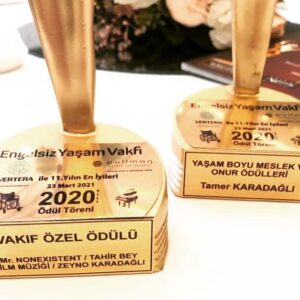 Tamer Karadağlı Instagram - @engelsizyasamvakfi nın düzenlediği gecede kızım Zeynoyla birlikte ödül aldık. İlk fotoğraf ise @savascifox daki ödül alan rol arkadaşlarım @sarpablo11 ve @murat.serezli ve Annesi büyük ustamız @nevraserezli.. @limonfilmsanal @zeyno.karadagli