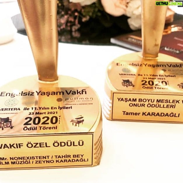 Tamer Karadağlı - 33.4K Likes - @engelsizyasamvakfi nın düzenlediği gecede kızım Zeynoyla birlikte ödül aldık. İlk fotoğraf ise @savascifox daki ödül alan rol arkadaşlarım @sarpablo11 ve @murat.serezli ve Annesi büyük ustamız @nevraserezli.. @limonfilmsanal @zeyno.karadagli