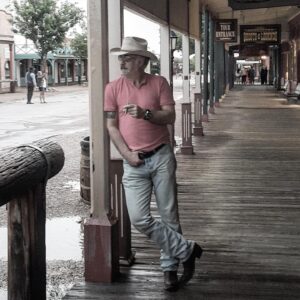 Tamer Karadağlı Instagram - Arizona’da 1880’lerden beri korunan tarihi Tombstone kasabası. Ünlü kanun adamı Wyatt Earp bu kasabada  Şerif’ti.. Ben de ortama ayak uydurayım dedim. Pozlara gel😂😂😂