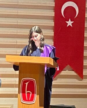 Tamer Karadağlı Instagram - Canım kızım dün Lise’den mezun oldu. Şimdi hayat yolculuğuna başlıyor. Şansın, bahtın hep açık olsun Zeynom. Seninle gurur duyuyorum güzel kızım.. @zeyno.karadagli