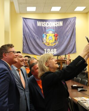 Tammy Baldwin Instagram - What a treat to have Wisconsin labor leaders here in Washington! Together, we are:
✅Creating good-paying job opportunities
✅Investing in apprenticeship programs
✅Fighting for fair wages and benefits
✅Moving our Made in Wisconsin economy forward!