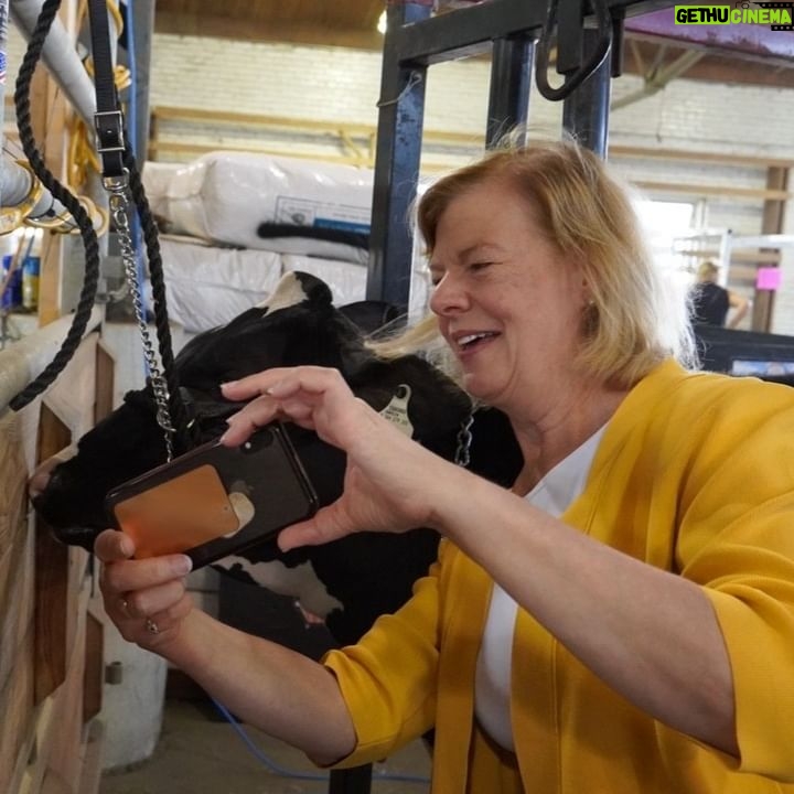 Tammy Baldwin - 400 Likes - Say cheese!