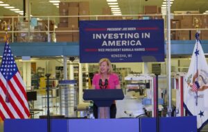 Tammy Baldwin Instagram - In Wisconsin, we make things. And with today’s announcement, we can add key components for high speed broadband to that list! I'm proud that my Buy America requirements helped bring these 200 manufacturing jobs to Wisconsin — all to get every Wisconsinite high speed internet!