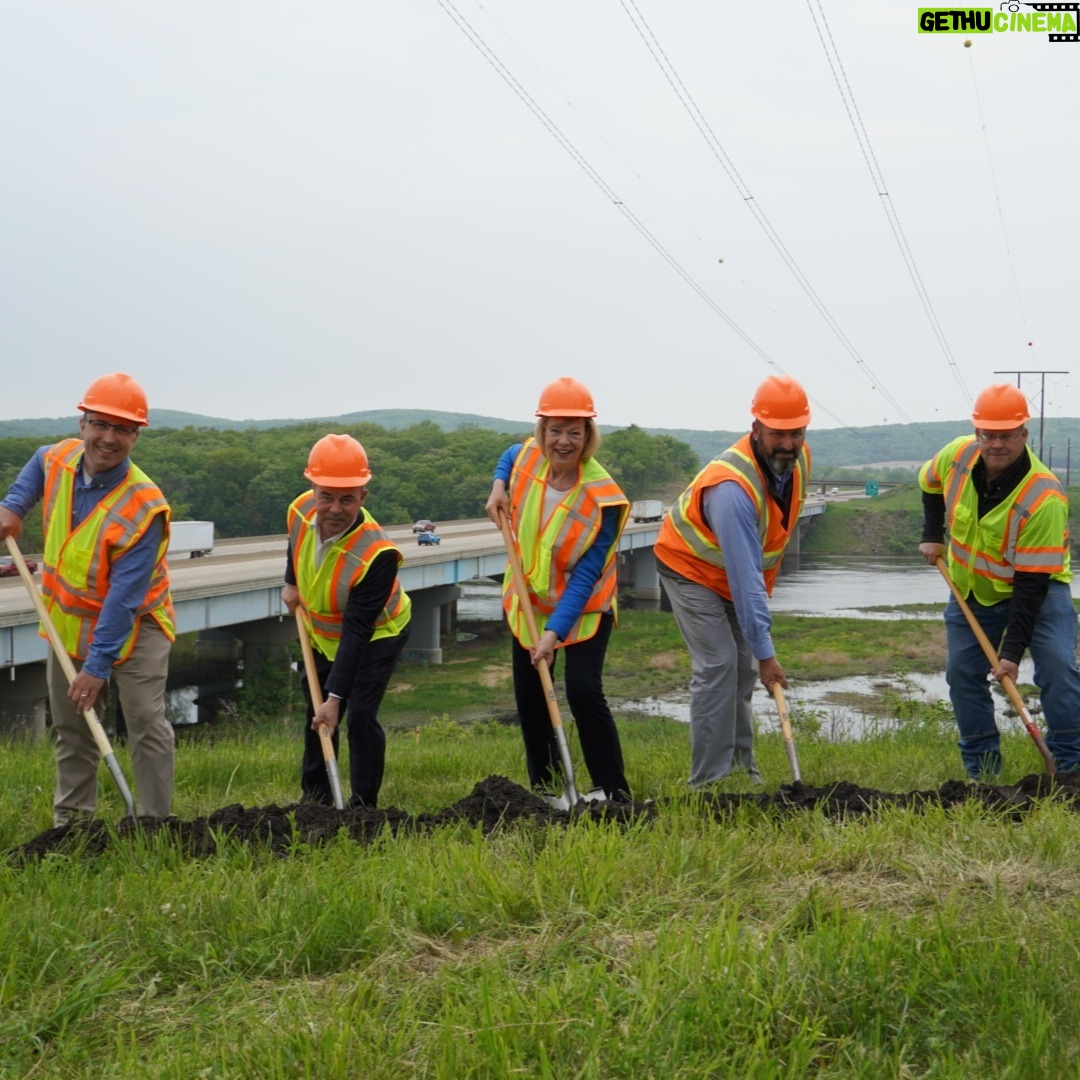 Tammy Baldwin - 235 Likes - This is what our Bipartisan Infrastructure Law is all about. Weāre rebuilding the 60-year-old bridges over the Wisconsin River in Columbia County, keeping families safe, ensuring goods make it on shelves & tourists make it to their destinations on time, & investing in our future.