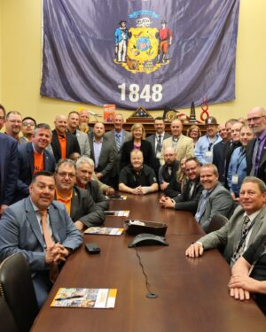 Tammy Baldwin Instagram - What a treat to have Wisconsin labor leaders here in Washington! Together, we are:
✅Creating good-paying job opportunities
✅Investing in apprenticeship programs
✅Fighting for fair wages and benefits
✅Moving our Made in Wisconsin economy forward!