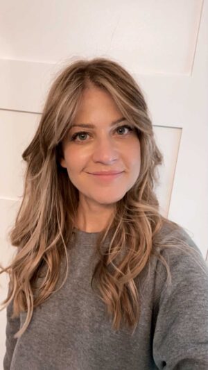 Tammy Gillis Instagram - Four hours later... and magic 💫
.
with the ultra talented @sararosebuzz @brushsalonyvr
.
Thank you for hiding my grey “sparkles”. 😘
.
#curtainbangs
#farrahfawcettvibes
#80shairdontcare
#balayagehighlights 
#protectwitholaplex
#backtoblonde
