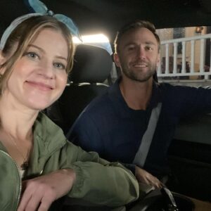 Tammy Gillis Instagram - I never know where to look 🤣@mrmorgandavidjones, however, finds the lens everytime. #thetrueprofessional 📸
.
#10daystogo till the #premiere of #RiverfrontRomance - Saturday Oct 2, 2021 on @schearthome 🛶💕