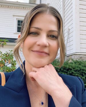 Tammy Gillis Instagram - Happy Monday! 😍
⠀⠀
#5daystogo till the #premiere of #RiverfrontRomance 🛶💕 @schearthome @superchanneltv
⠀⠀
#isthatafannypack #swipetosee #bts