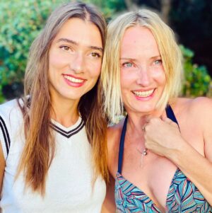 Tanja Ribič Instagram - Pred mnogimi leti na današnji dan sem si zjutraj prepevala, ko sem šla skozi vrata: “Sometimes it’s hard to be a woman…” Šla sem rodit in sanjalo se mi ni, kako se mi bo šele odprl svet in kako bom nagrajena, ker sem ženska. Nisem si mogla zamisliti tako angelskega bitja, kot je tole. Moja hčerkica, ki me še vedno kar naprej preseneča. Tako zelo, da ji včasih rečem: T”i si moj guru!” @zaladjuric moja najboljša prijateljica, zaupnica, ponos…! Ponosna sem, da kljub temu, da si si spletla svoje toplo gnezdo, še vedno hengamo in to vsi štirje skupaj. 🙏❤️🙌. Vse najboljše, ker si to zaslužiš!!❤️❤️❤️❤️❤️ @branko_djuric_djuro ❤️