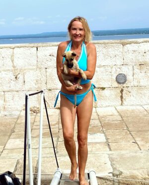 Tanja Ribič Instagram - Saj zna sama čez pasarelo, ampak tole je bil odhod z otoka in ni bila za. 🤣❤️ #prvicnamorju #saveddog #doglovers #rescuedog #bosanskalutalica #lilyfromthemagicwood @branko_djuric_djuro