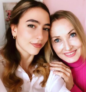 Tanja Ribič Instagram - Ko sem jo šla rodit, sem rekla, grem po darilo. Nisem si mogla misliti, da je vesolje tako radodarno, ljubeznivo, pa tudi duhovito…. Hvala @_ela_djuric_ , da si prišla naredit naša življenja tako lepa! ❤️🎉🌸 @zaladjuric  @branko_djuric_djuro