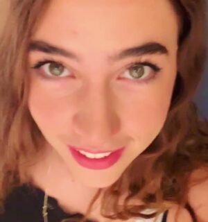 Tanja Ribič Instagram - Ko sem jo šla rodit, sem rekla, grem po darilo. Nisem si mogla misliti, da je vesolje tako radodarno, ljubeznivo, pa tudi duhovito…. Hvala @_ela_djuric_ , da si prišla naredit naša življenja tako lepa! ❤️🎉🌸 @zaladjuric  @branko_djuric_djuro