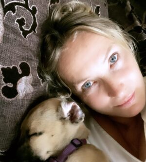 Tanja Ribič Instagram - Photo story with happy end…
Izgubljena, sestradana dojenčica, težka komaj 1,5 kg. Naša Nikica, prav tako rešenka a iz Črne gore, je že zelo bolna, trudimo se, kar se le da, da ji daljšamo in lajšamo življenje. Srček pa kar peša… Vedela sem, da se bo od nekod pojavil mali angelček, ki nam bo pomagal prebrodit slovo, vedela sem, da se bo pojavil, da mi je namenjen in da me bo potreboval…  Hvala @martinakasljevic in doktorji. 🙏🙏🙏❤️❤️❤️❤️ #doglover #savedogs #dontbyadopt  Hvala @branko_djuric_djuro ❤️ hvala @_ela_djuric_ ❤️