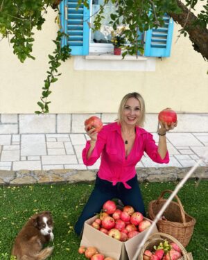 Tanja Ribič Instagram - Lej to no 2.0  Like the nature is saying -dont’t panic I’m always here for you... #pommegranate #generousnature #greatful #vitc #healthylifestyle #doginstagram #greatfuldog #saveddog #naturelovers  #healthyfood  #healthylifestyle #granatnojabolko #bajsike