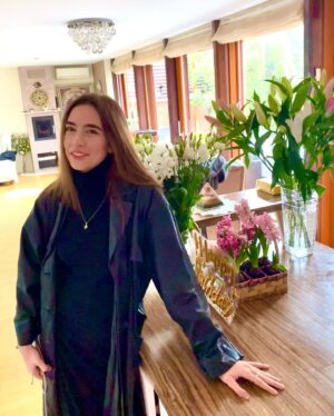 Tanja Ribič Instagram - Hvala, ljubljena, da si prišla in nam tako nepopisno polepšala svet, takrat pred osemnajstimi leti…. Moja živaloljubka, človekoljubka, vseljubka in ljubka nasploh… ❤️❤️❤️ @_ela_djuric_ @branko_djuric_djuro @zaladjuric