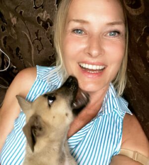 Tanja Ribič Instagram - Photo story with happy end…
Izgubljena, sestradana dojenčica, težka komaj 1,5 kg. Naša Nikica, prav tako rešenka a iz Črne gore, je že zelo bolna, trudimo se, kar se le da, da ji daljšamo in lajšamo življenje. Srček pa kar peša… Vedela sem, da se bo od nekod pojavil mali angelček, ki nam bo pomagal prebrodit slovo, vedela sem, da se bo pojavil, da mi je namenjen in da me bo potreboval…  Hvala @martinakasljevic in doktorji. 🙏🙏🙏❤️❤️❤️❤️ #doglover #savedogs #dontbyadopt  Hvala @branko_djuric_djuro ❤️ hvala @_ela_djuric_ ❤️