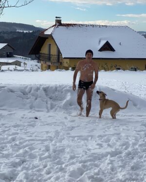 Tanja Ribič Instagram - Zima v vsej svoji lepoti. ❄️❤️ #winter #love #saveddogs #joy