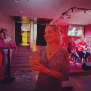 Tanja Ribič Instagram - Sinoci po predstavi so me presenetili moji dragi…♥️Moj najdrazji, pa mi je izpolnil izjemno zeljo, da je za moj rojstni dan po 30-ih letih ponovno stal z mano na gledaliskem odru. Zagrizel je v to nepopisno zahtevno vlogo, se naucil petdedet strani teksta! (Nekaj je imel tudi plonk listkov 😜. ) Ampak izvrstno je odigral terapevta, eno od glavnih vlog v predstavi Braćna terapija in, seveda, navdusil preseneceno obcinstvo. Vedran Mlikota, ki sicer ze dve leti igra v tej predstavi, se je lahko v miru posvetil svojem tradicionalnem, legendarnem festivalu Glumci i Zagvozdu. Moja dusa je prepolna! ❤️🥹🙌🙏❤️ @ludakuca.hr @branko_djuric_djuro #operaoprosti 🤪