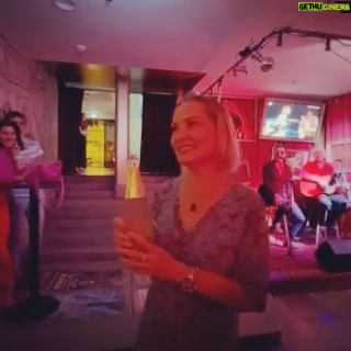 Tanja Ribič - 1K Likes - Sinoci po predstavi so me presenetili moji dragi…♥️Moj najdrazji, pa mi je izpolnil izjemno zeljo, da je za moj rojstni dan po 30-ih letih ponovno stal z mano na gledaliskem odru. Zagrizel je v to nepopisno zahtevno vlogo, se naucil petdedet strani teksta! (Nekaj je imel tudi plonk listkov 😜. ) Ampak izvrstno je odigral terapevta, eno od glavnih vlog v predstavi Braćna terapija in, seveda, navdusil preseneceno obcinstvo. Vedran Mlikota, ki sicer ze dve leti igra v tej predstavi, se je lahko v miru posvetil svojem tradicionalnem, legendarnem festivalu Glumci i Zagvozdu. Moja dusa je prepolna! ❤️🥹🙌🙏❤️ @ludakuca.hr @branko_djuric_djuro #operaoprosti 🤪