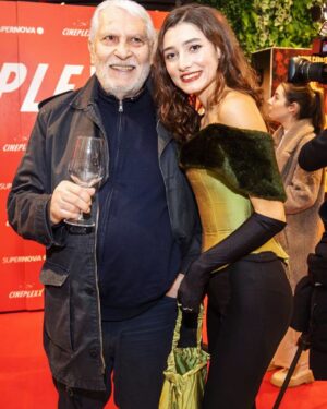 Tanja Ribič Instagram - Še vedno se ščipam, če je vse to res... Najina prvorojenka z veliko vlogo z velikimi igralci v velikem filmu. Vsa čast @vinci3 tudi za to, da si imel pogum izbrati tako mlado igralko in na koncu dokazati, da se je splačalo slediti obcčutku. To je praznik slovenskega fima. Poklon @boriscavazza in #vladonovak ttee celotni ekipi. In hvala Langi za dober žur! @zaladjuric @branko_djuric_djuro #openignight #premiere #movie #actress #actorslife #daughter #soooproud