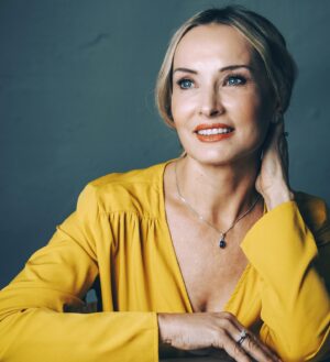 Tanja Ribič Instagram - Kakšen globok quote bi moral bit zraven, a ne? Pustmo si mal plitvine, preden zarijemo v nov teden nove dobe... #noquote #nodeepthoughts #shallowtimes #portrait #actress @gledalisce_mgl @petergiodani