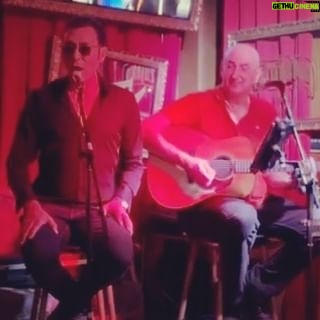 Tanja Ribič - 1K Likes - Sinoci po predstavi so me presenetili moji dragi…♥️Moj najdrazji, pa mi je izpolnil izjemno zeljo, da je za moj rojstni dan po 30-ih letih ponovno stal z mano na gledaliskem odru. Zagrizel je v to nepopisno zahtevno vlogo, se naucil petdedet strani teksta! (Nekaj je imel tudi plonk listkov 😜. ) Ampak izvrstno je odigral terapevta, eno od glavnih vlog v predstavi Braćna terapija in, seveda, navdusil preseneceno obcinstvo. Vedran Mlikota, ki sicer ze dve leti igra v tej predstavi, se je lahko v miru posvetil svojem tradicionalnem, legendarnem festivalu Glumci i Zagvozdu. Moja dusa je prepolna! ❤️🥹🙌🙏❤️ @ludakuca.hr @branko_djuric_djuro #operaoprosti 🤪