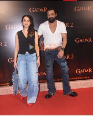 Tannishtha Chatterjee Instagram - At the premiere of #gadar2 last night. Old world #bollywood #bollywoodmovies  Nothing can match the madness n craze people have for Bollywood and films and their stars in this country.  Single screens all over the country have gone cuckoo…. This is a country where there is equal madness for #openheimer and Gadar2.This Independence Day let’s celebrate that diversity. Good luck sir @iamsunnydeol  @zeestudiosofficial  @anilsharma_dir and the whole team of #gadar2 which has already broken records in its advance booking