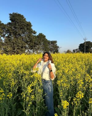Tanvi Dogra Instagram - Feeling the fields of Sarson ! 
The DDLJ love ❤️😍
.
.
.
#punjab #punjabdekhet #mustardfields #sarson