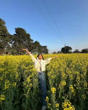 Tanvi Dogra Instagram - Feeling the fields of Sarson ! 
The DDLJ love ❤️😍
.
.
.
#punjab #punjabdekhet #mustardfields #sarson