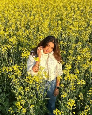 Tanvi Dogra Instagram - Feeling the fields of Sarson ! 
The DDLJ love ❤️😍
.
.
.
#punjab #punjabdekhet #mustardfields #sarson