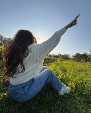 Tanvi Dogra Instagram - Feeling the fields of Sarson ! 
The DDLJ love ❤️😍
.
.
.
#punjab #punjabdekhet #mustardfields #sarson