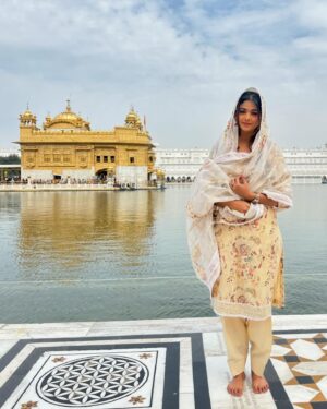 Tanvi Dogra Instagram - Mehar kari rabba 🪯
.
.
Sri Harmandir sahib 🙏🏻