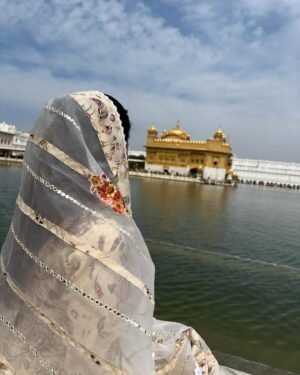 Tanvi Dogra Instagram - Mehar kari rabba 🪯
.
.
Sri Harmandir sahib 🙏🏻