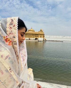 Tanvi Dogra Instagram - Mehar kari rabba 🪯
.
.
Sri Harmandir sahib 🙏🏻