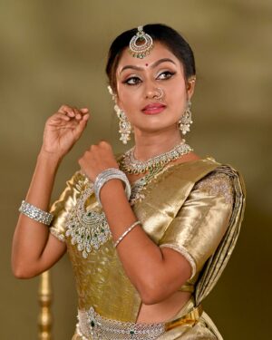 Tanvi Rao Instagram - Gold and diamonds (and ಮಲ್ಲಿಗೆ ಹೂ) are a girl’s best friends 🥂

This look is put together by @makeoverby_lakshmiyogi 💐
Jewellery- @avyana_rental_jewels_bangalore 
Photos by- @chidu.ln_portraits 

#photoshoot #photos #modeling #saree #jewelry #makeup #hairstyle #actor #collaboration #indian #culture #traditional #tanvirao
