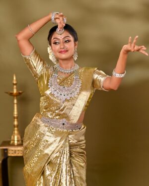 Tanvi Rao Instagram - Gold and diamonds (and ಮಲ್ಲಿಗೆ ಹೂ) are a girl’s best friends 🥂

This look is put together by @makeoverby_lakshmiyogi 💐
Jewellery- @avyana_rental_jewels_bangalore 
Photos by- @chidu.ln_portraits 

#photoshoot #photos #modeling #saree #jewelry #makeup #hairstyle #actor #collaboration #indian #culture #traditional #tanvirao