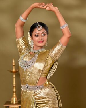 Tanvi Rao Instagram - Gold and diamonds (and ಮಲ್ಲಿಗೆ ಹೂ) are a girl’s best friends 🥂

This look is put together by @makeoverby_lakshmiyogi 💐
Jewellery- @avyana_rental_jewels_bangalore 
Photos by- @chidu.ln_portraits 

#photoshoot #photos #modeling #saree #jewelry #makeup #hairstyle #actor #collaboration #indian #culture #traditional #tanvirao