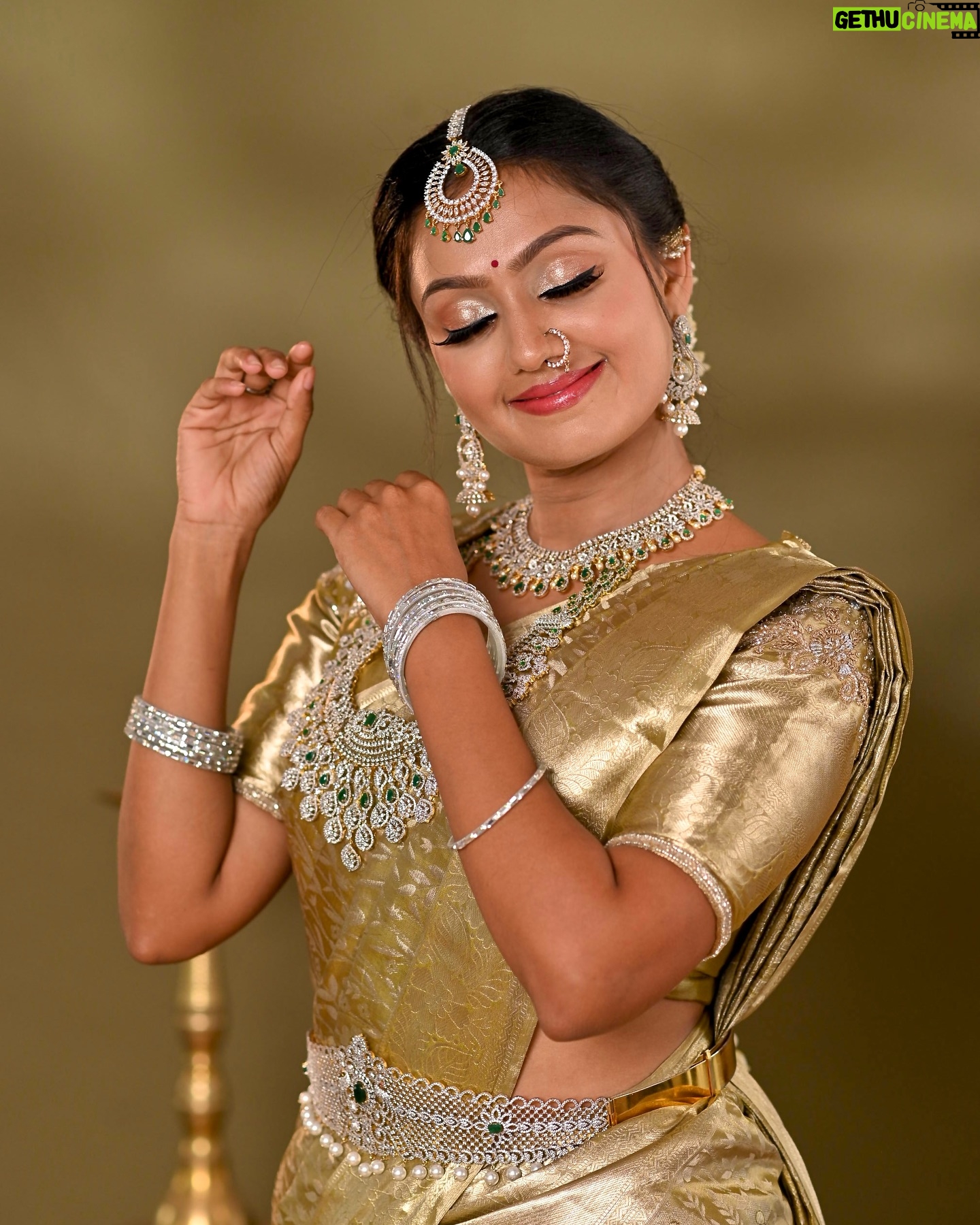 Tanvi Rao - 37.9K Likes - Gold and diamonds (and ಮಲ್ಲಿಗೆ ಹೂ) are a girl’s best friends 🥂
This look is put together by @makeoverby_lakshmiyogi 💐
Jewellery- @avyana_rental_jewels_bangalore
Photos by- @chidu.ln_portraits
#photoshoot #photos #modeling #saree #jewelry #makeup #hairstyle #actor #collaboration #indian #culture #traditional #tanvirao