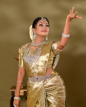 Tanvi Rao Instagram - Gold and diamonds (and ಮಲ್ಲಿಗೆ ಹೂ) are a girl’s best friends 🥂

This look is put together by @makeoverby_lakshmiyogi 💐
Jewellery- @avyana_rental_jewels_bangalore 
Photos by- @chidu.ln_portraits 

#photoshoot #photos #modeling #saree #jewelry #makeup #hairstyle #actor #collaboration #indian #culture #traditional #tanvirao
