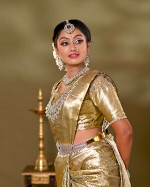 Tanvi Rao Instagram - Gold and diamonds (and ಮಲ್ಲಿಗೆ ಹೂ) are a girl’s best friends 🥂

This look is put together by @makeoverby_lakshmiyogi 💐
Jewellery- @avyana_rental_jewels_bangalore 
Photos by- @chidu.ln_portraits 

#photoshoot #photos #modeling #saree #jewelry #makeup #hairstyle #actor #collaboration #indian #culture #traditional #tanvirao
