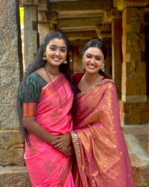 Tanvi Rao Instagram - Two cry babies in one frame 👯‍♀️ 

With the talented @imbhoomikaramesh 🧡
And then more goofing around in this pretty saree by @maynadesignerstudio 🥰

#lakshmibaramma #colors #colorskannada #keerthi #lakshmi #viacom18 #jiocinema #saree #actor #tanvirao