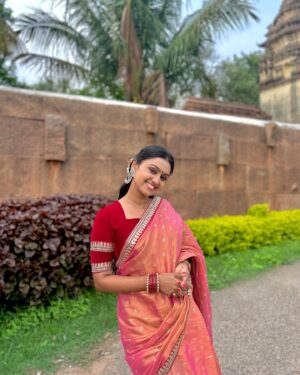 Tanvi Rao Instagram - Two cry babies in one frame 👯‍♀️ 

With the talented @imbhoomikaramesh 🧡
And then more goofing around in this pretty saree by @maynadesignerstudio 🥰

#lakshmibaramma #colors #colorskannada #keerthi #lakshmi #viacom18 #jiocinema #saree #actor #tanvirao