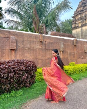 Tanvi Rao Instagram - Two cry babies in one frame 👯‍♀️ 

With the talented @imbhoomikaramesh 🧡
And then more goofing around in this pretty saree by @maynadesignerstudio 🥰

#lakshmibaramma #colors #colorskannada #keerthi #lakshmi #viacom18 #jiocinema #saree #actor #tanvirao
