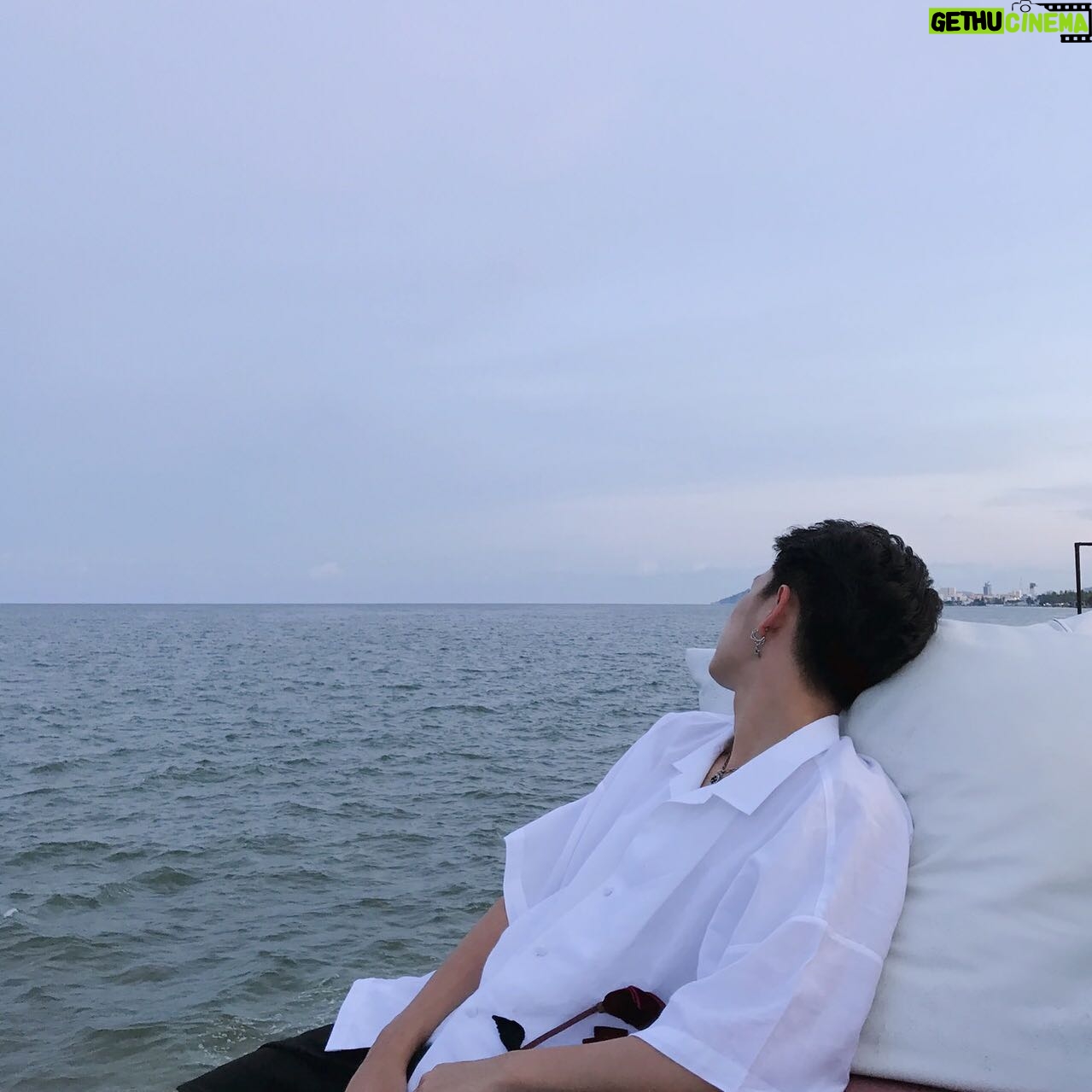 Tar Tinnaphat Leelaphiphatkul - 2.4K Likes - พักผ่อนน