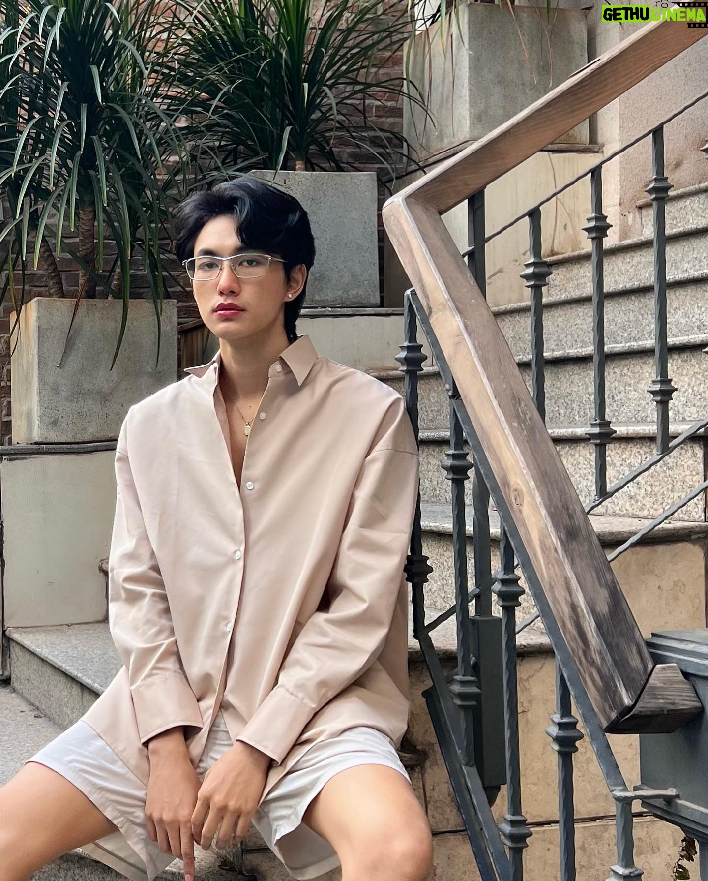 Tar Tinnaphat Leelaphiphatkul - 8.5K Likes - ฉันมาเวียดนามครั้งแรก ถ่ายรูปเหมือนอยู่กรุงเทพ day 1